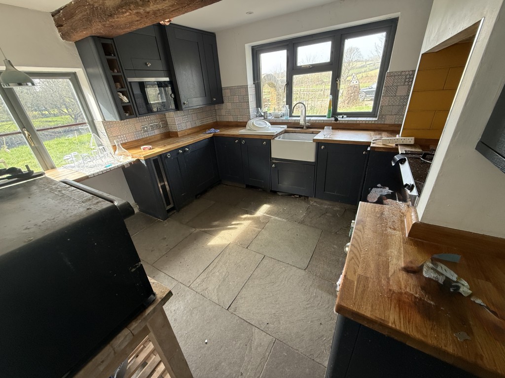 Lot: 144 - DETACHED COTTAGE WITH OUTBUILDING AND STABLES ON A SITE MEASURING OVER SIX ACRES - General view of kitchen